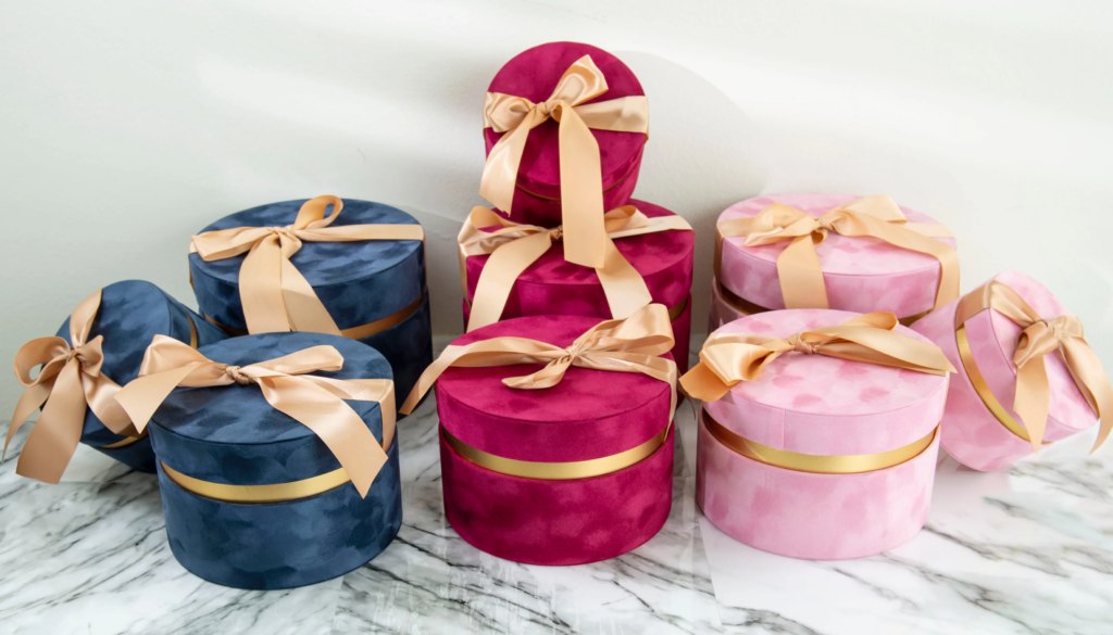 velvet gift box 12cm round with lid and ribbon