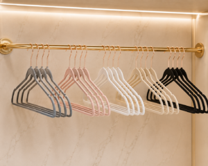 Premium Velvet Hangers with 360-Degree Swivel Rose Gold Hooks (45cm) – Ultra-Slim Space-Saving Non-Slip Heavy-Duty Clothes Hangers for Suits, Shirts, Coat & Dresses